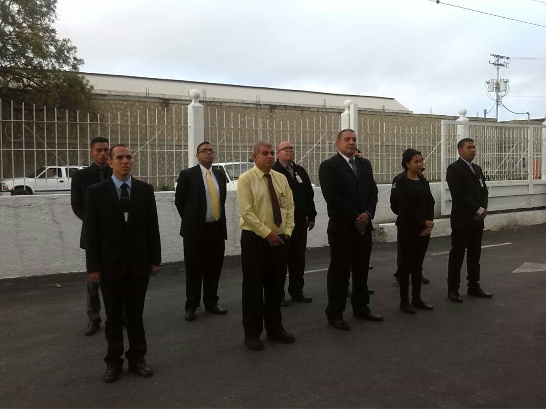 CICPC0056's tweet photo. Funcionarios #CICPC  BQTO en #lunescivico rinde  honores a nuestros símbolos institucionales @ILICHESTEVEZ https://t.co/bH1nv3Zsxp