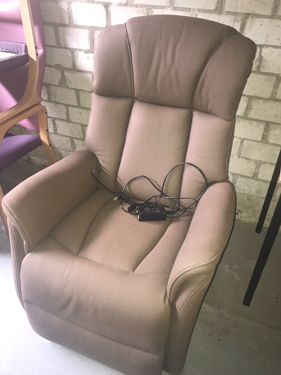 Zo goed als #nieuw  Sta-op stoel aangeboden via @sevagramconnect
Doe een mooi #bod!
Bieden vanaf 100 euro.
Bel ons 045 7820501 #verbinden