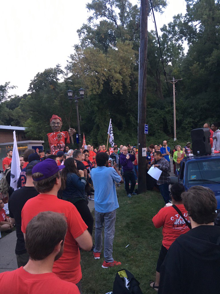 MNacademics's tweet photo. #LaborDay #ff15 McDonald's workers strike for #15 #WorkersStrikeBack https://t.co/LP22rJmCFi