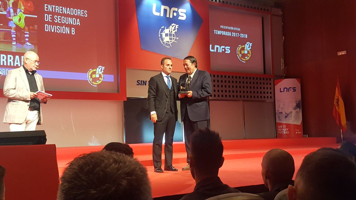 📷 Imagenes de la entrega del Trofeo al Campeón del Grupo V de 2ªB y el premio al mejor Entrenador de dicha categoria.