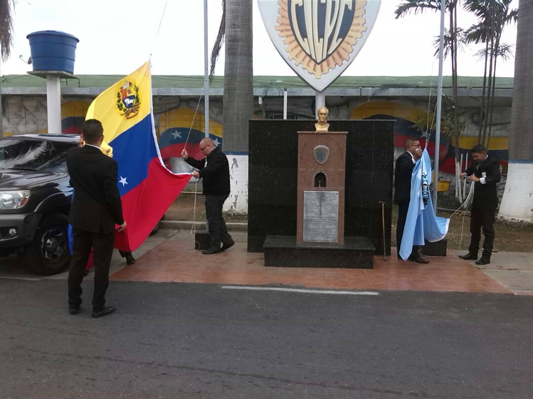 Funcionarios #CICPC  BQTO en #lunescivico rinde  honores a nuestros símbolos institucionales <a href="/ILICHESTEVEZ/">ILICH D ESTEVEZ</a>