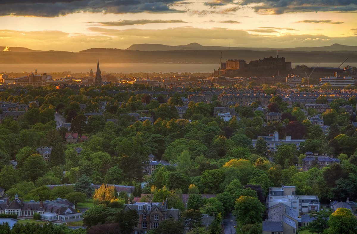 EdinburghWH's tweet image. With a capital city that looks like this, no wonder @RoughGuides readers voted Scotland the most beautiful country in the world!🌇 #Edinburgh