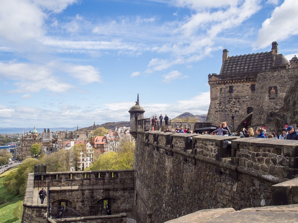 EdinburghWH's tweet image. With a capital city that looks like this, no wonder @RoughGuides readers voted Scotland the most beautiful country in the world!🌇 #Edinburgh