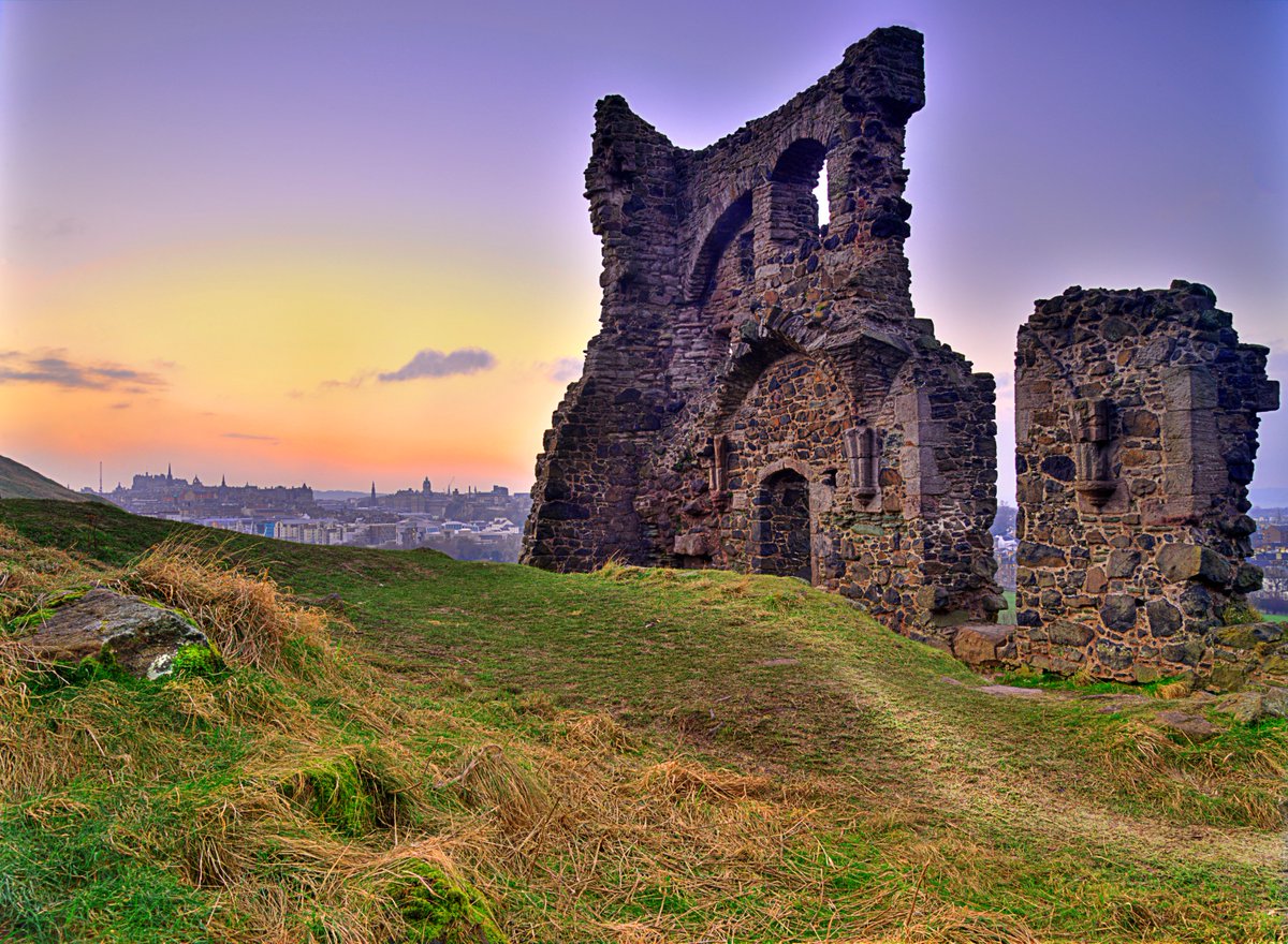 EdinburghWH's tweet image. With a capital city that looks like this, no wonder @RoughGuides readers voted Scotland the most beautiful country in the world!🌇 #Edinburgh