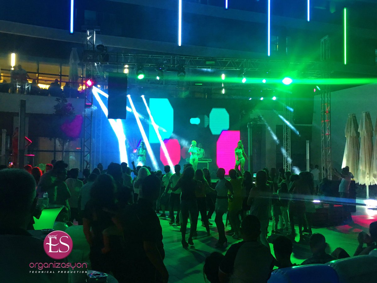eseventofficial's tweet photo. "Dj Ozzy&amp;Gizem• Party People🔊🎧" #djparty #summer #poolparty #esorganizasyon #technicalproduction #sound #light #display #stage https://t.co/ZlOQJTbs03