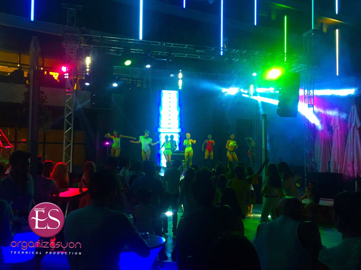 eseventofficial's tweet photo. "Dj Ozzy&amp;Gizem• Party People🔊🎧" #djparty #summer #poolparty #esorganizasyon #technicalproduction #sound #light #display #stage https://t.co/ZlOQJTbs03