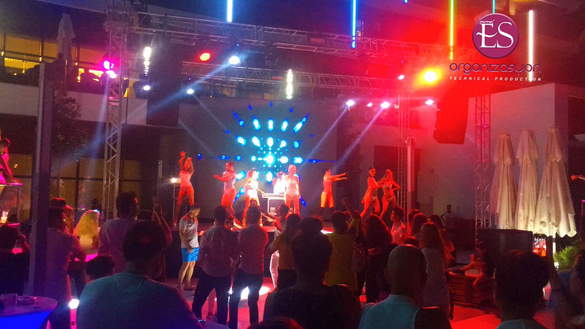 eseventofficial's tweet photo. "Dj Ozzy&amp;Gizem• Party People🔊🎧" #djparty #summer #poolparty #esorganizasyon #technicalproduction #sound #light #display #stage https://t.co/ZlOQJTbs03