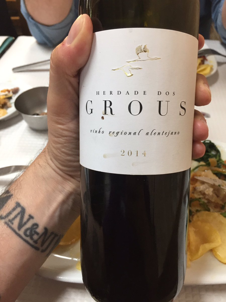 ___Jota___'s tweet photo. Amigos, não invistam em vinhos baratos. Escolham um vinho bom, a reserva então é orgásmica. 🍷 #Grous https://t.co/kr8MYb8GlE