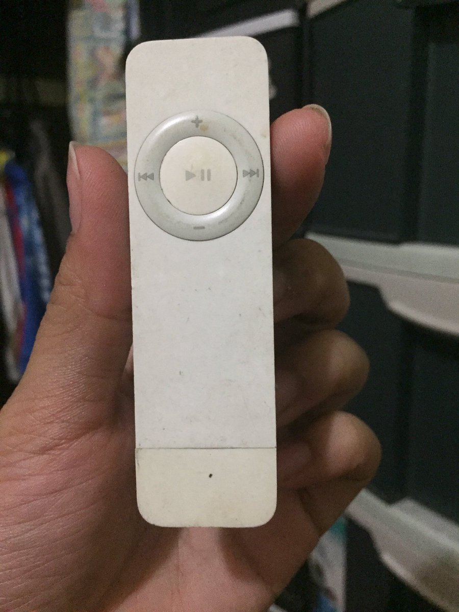 emeraldyado's tweet photo. Wow hello there old friend! #ipodshuffle #512MB 🤣🤗highschool days 🤣 https://t.co/jZaQv3ByxV