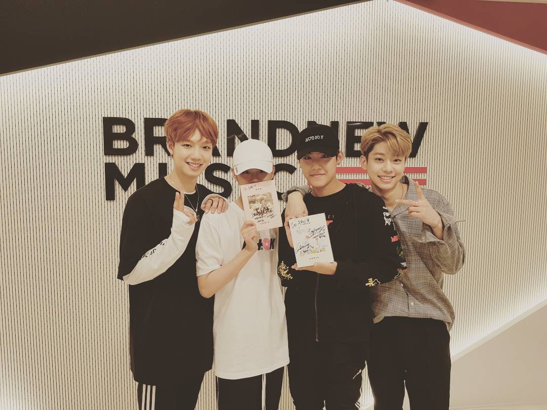 BABYLION_WJ's tweet photo. 한동안 바빠서 못 들어왔더니 선물이 왔네요....
항상 힘이 되어 줘서 고마워💕
일이 마무리되는 즉시 다시 돌아올게요😁 https://t.co/EfOHSQiIBu