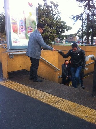 RChileIncluye's tweet photo. #Entregando #RevistaChileIncluye #MetroBaquedano https://t.co/lk4t1HXdPr