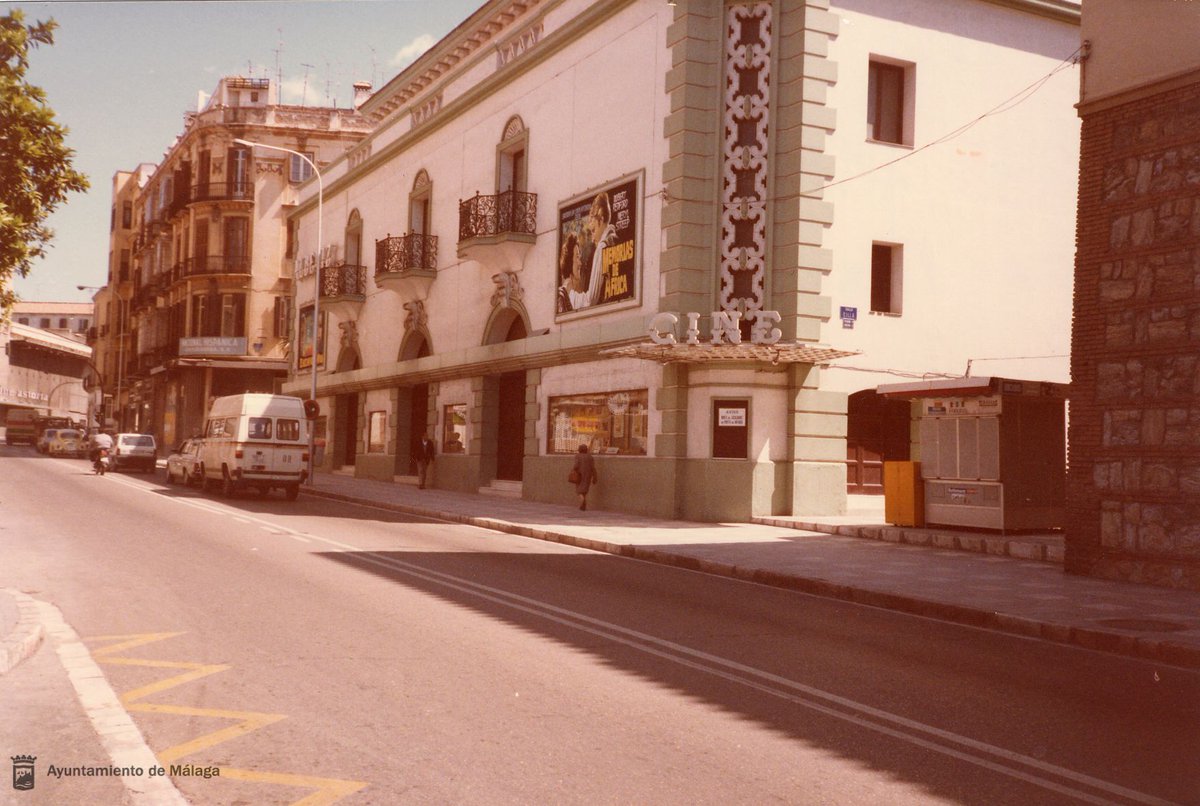 ArchivoMalaga's tweet photo. Tal día como hoy en 1945 abría sus puertas el cine-teatro Albéniz, situado en la calle Alcazabilla. Década de los 80. #archivo #malaga https://t.co/XVGkMirAMa