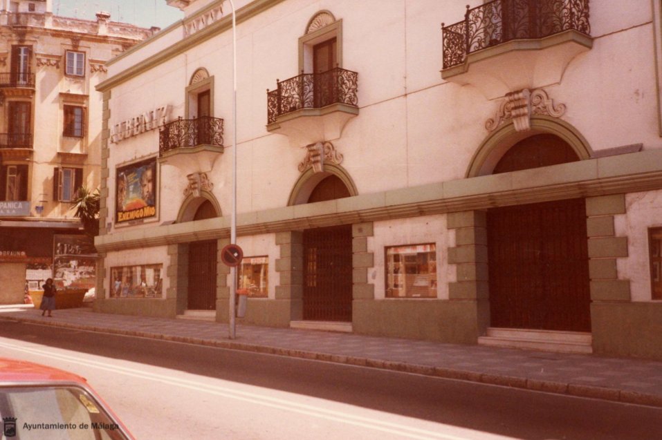 ArchivoMalaga's tweet photo. Tal día como hoy en 1945 abría sus puertas el cine-teatro Albéniz, situado en la calle Alcazabilla. Década de los 80. #archivo #malaga https://t.co/XVGkMirAMa