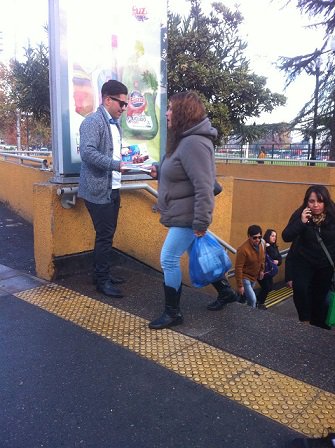RChileIncluye's tweet photo. #Entregando #RevistaChileIncluye #MetroBaquedano https://t.co/L3C8jTz1oP