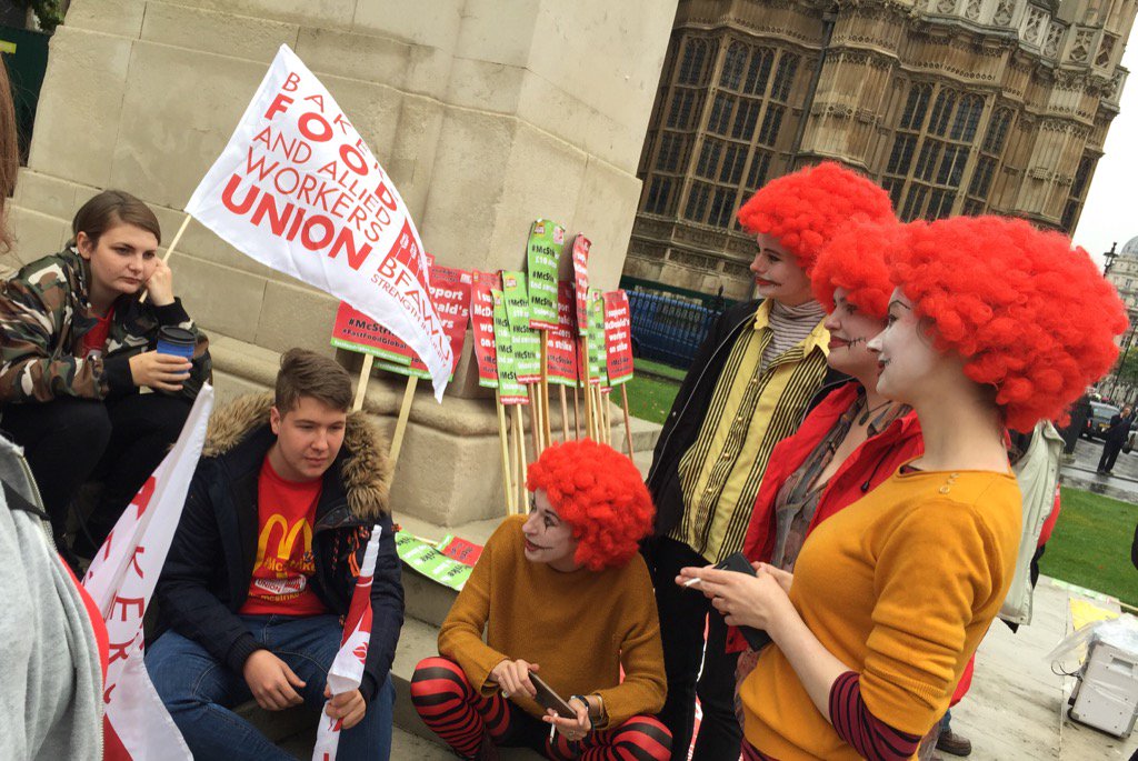resonandomag's tweet photo. #McStrike Cajita Infeliz: por primera vez en el Reino Unido, los trabajadores de McDonald's van a la huelga >>  https://t.co/G8t4H0kQ2f … https://t.co/uu0uMCIR0a
