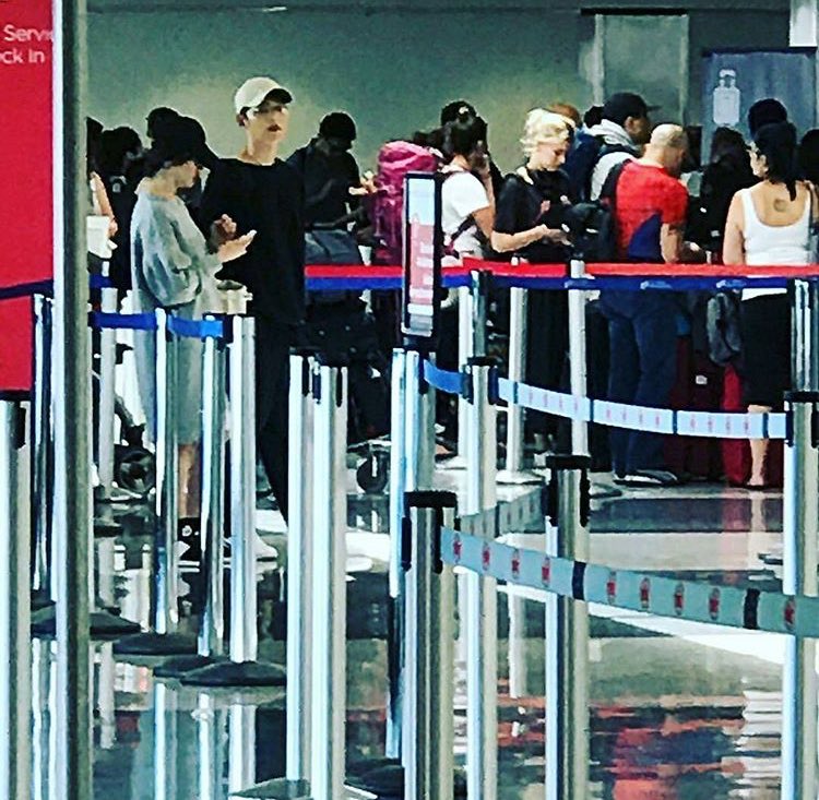 MyKoreanDramaID's tweet photo. #SongSongCouple di LA Airport 😍😍😍 https://t.co/tcaLWuXnix