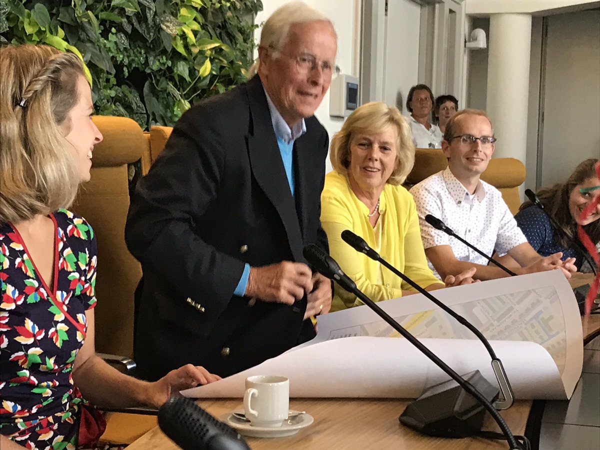 Oud-burgemeester Hoffscholte geëerd met een straatnaam op zijn 75e verjaardag door de gemeenteraad en het college van B&amp;W.