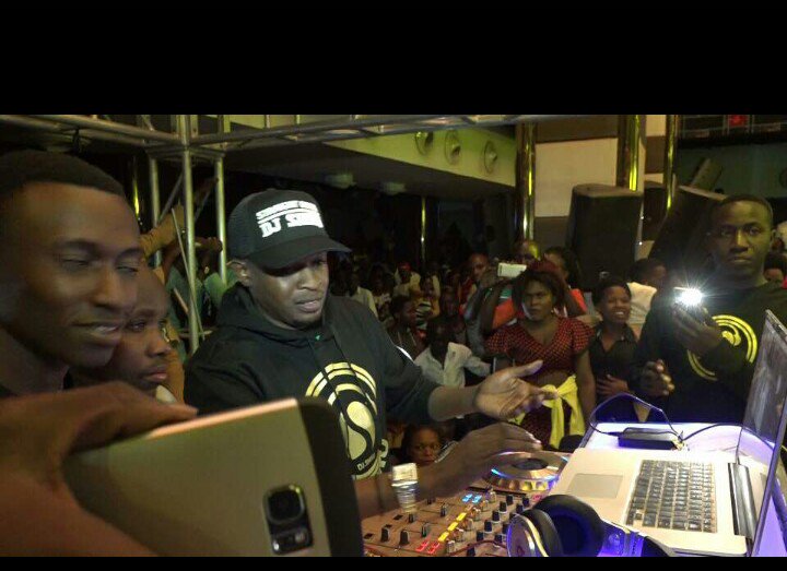gossip__live's tweet photo. #kuStagelive tune in now  @DjShiru and @eddykenzoficial perfoming #shirumatic Xprience @BukeddeT @jnantu https://t.co/AyQZgu8nQp
