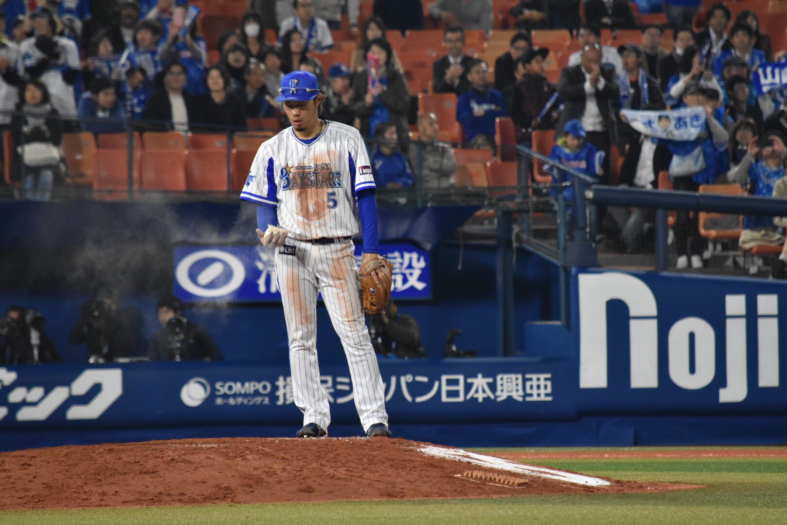 ぐるたん Al Twitter プロ野球の試合もないのでショートの選手の画像を並べて秋の気配にセクシーショートストップ 倉本選手はたたずまいがもう カッコいいよね T Co Vcfvs5ywqn Twitter