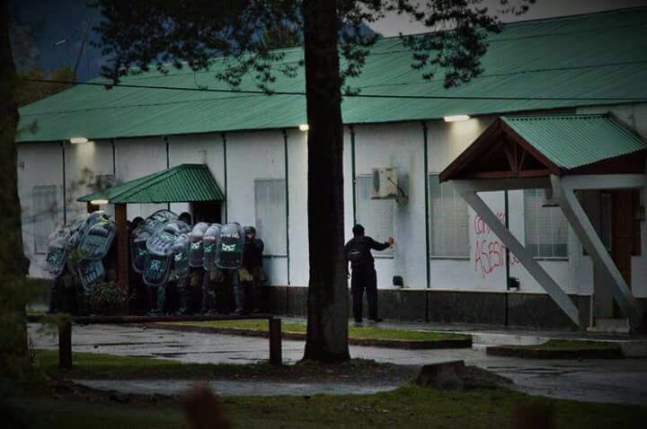 flordelestero's tweet photo. "Pintá tranquilo". Encapuchado grafittea mientras la gendarmería lo cuida en El Bolsón @Gatosylvestre  @rinconet @Horacio246 @jorgehalperin https://t.co/XnCltvfHwO