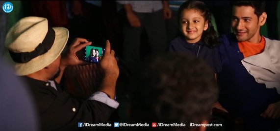 iDreamMedia's tweet photo. Cinematographer @santoshsivan capturing candid moments of #Sithara &amp; #MaheshBabu on the sets of #Spyder!

#LittleCelebs https://t.co/K4W0OmdPZx