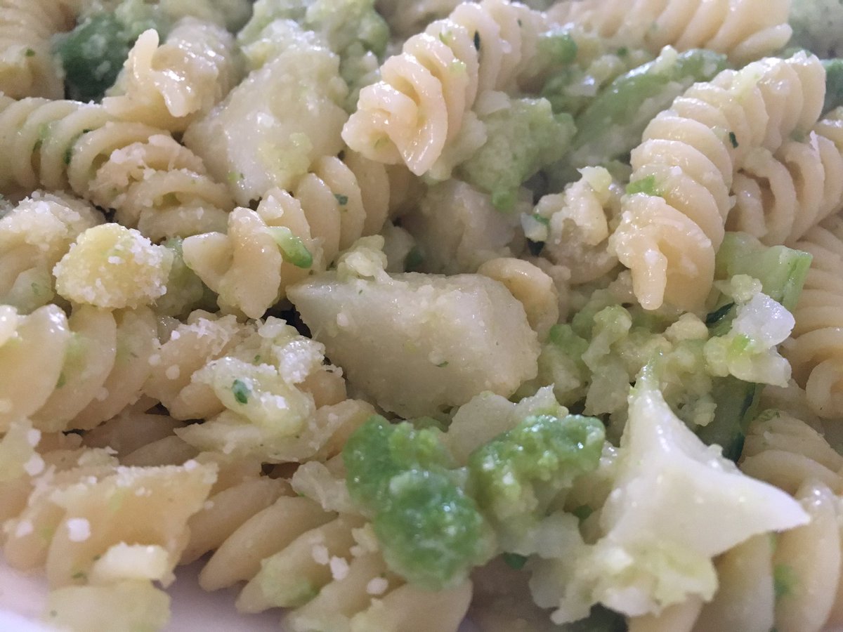 SiSSiRvia's tweet photo. #Mangiare con #gusto per #perdere #peso 😂  ma dove lo trovi un #programma così? https://t.co/ky448bBgVW