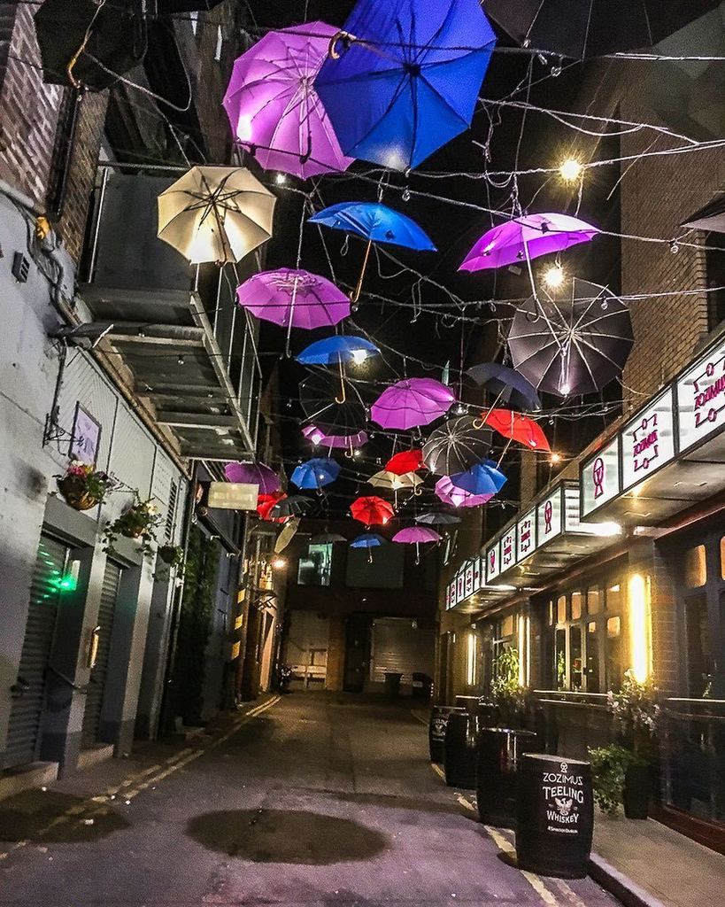 EmeraldInterior's tweet photo. Dublin is so pretty at night. #dublin🍀 #dublincity #eyecandyproject52 #project52 Week 35/52: #lookingup https://t.co/uVmMzdLSCM https://t.co/gcp5ptHs0V