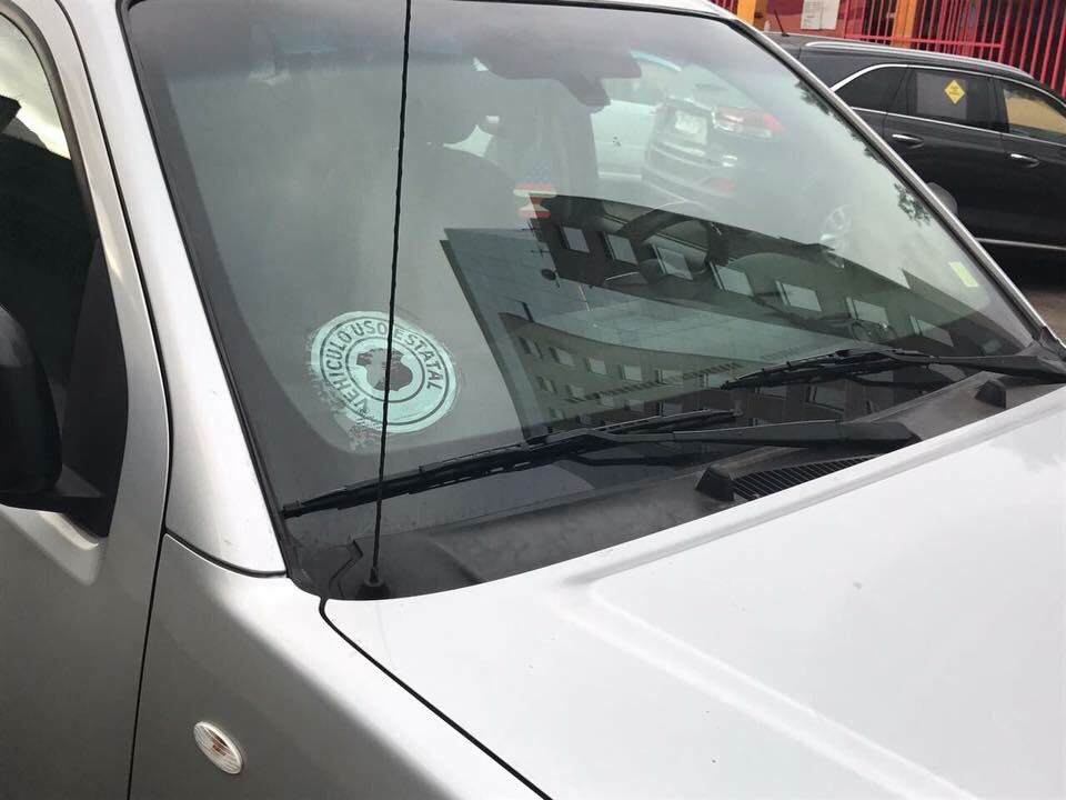 SolRomeroV's tweet photo. Camioneta del Ministerio del trabajo en estacionamiento para Discapacidad #Antofagasta https://t.co/Hz3yCCYmWq