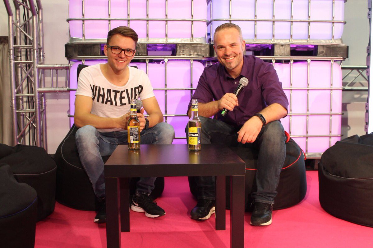 _YIFA_'s tweet photo. Unser Moderator und @MaxOberueber beim #YouTube Talk in Halle 15.2 #YImoments https://t.co/aTy1g6YWW7