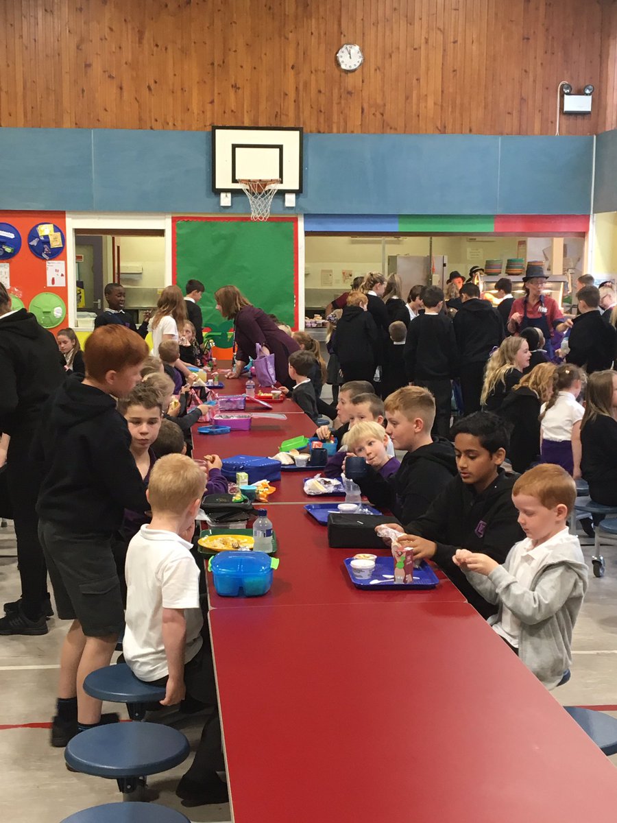 lasswadeps's tweet image. P7 helped their P1 buddies at lunch time today! #firstlunch #firstfulldayatschool