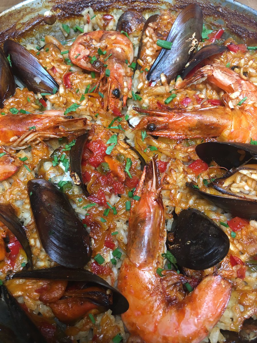 JulesPutney's tweet photo. Something fishy going on here #PaellaMonday #wine&amp;dine #putneyfood #celebrate #kidsbackatschool https://t.co/PupX9Izti0