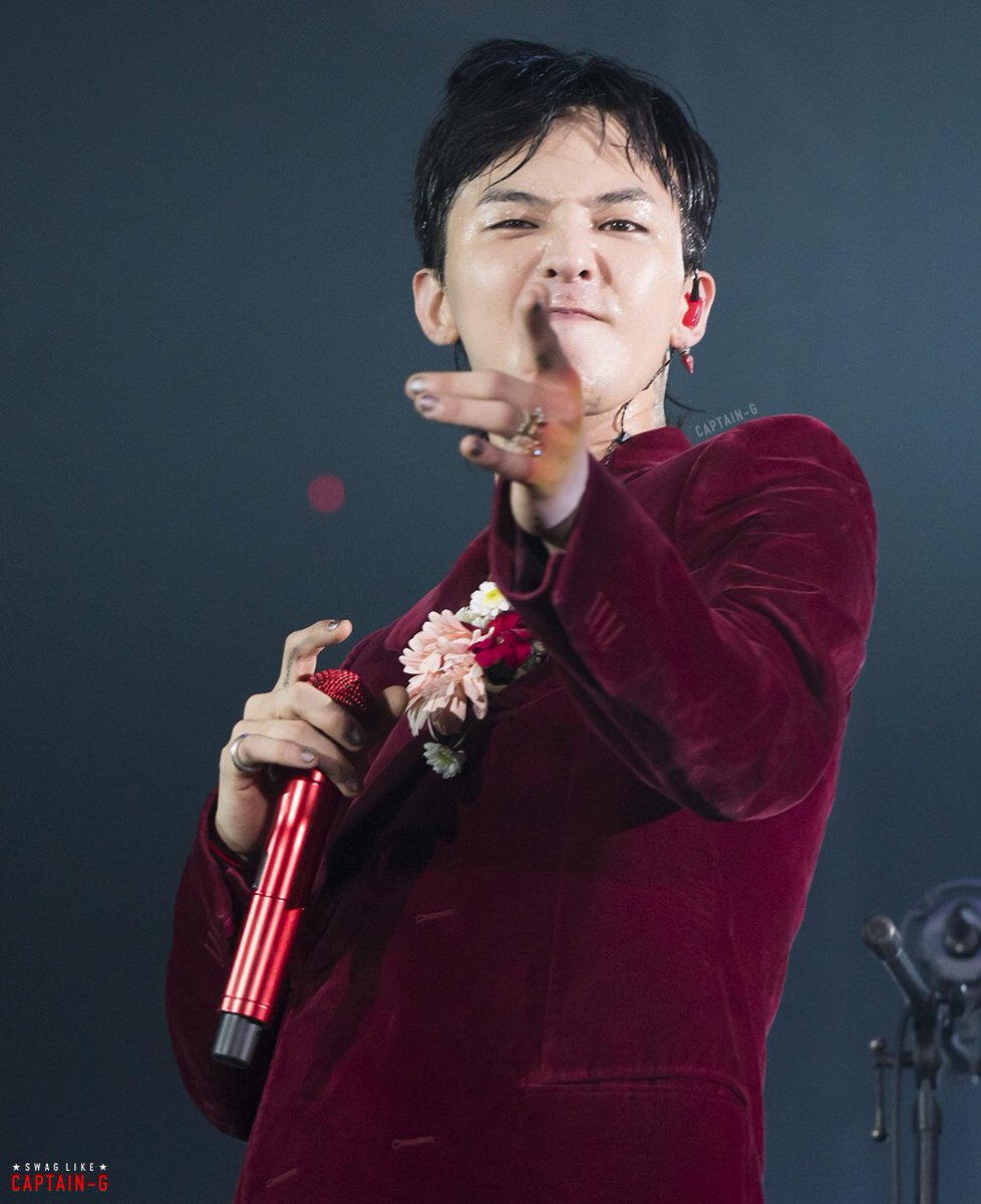 CaptainG_818's tweet photo. 170903 #GD #MOTTEinJKT HQ-2P ❤️❤️with flowers from fan support 🙏🏻🙏🏻 https://t.co/s8hBYnLNMN