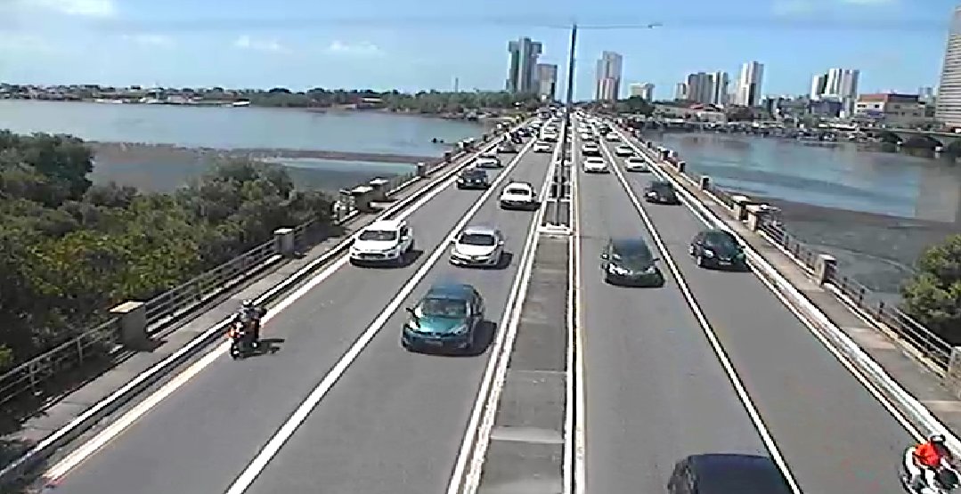 Ponte Agamenon Magalhães (Pina) tem fluxo moderado de veículos, às 10h. #transitoRecife