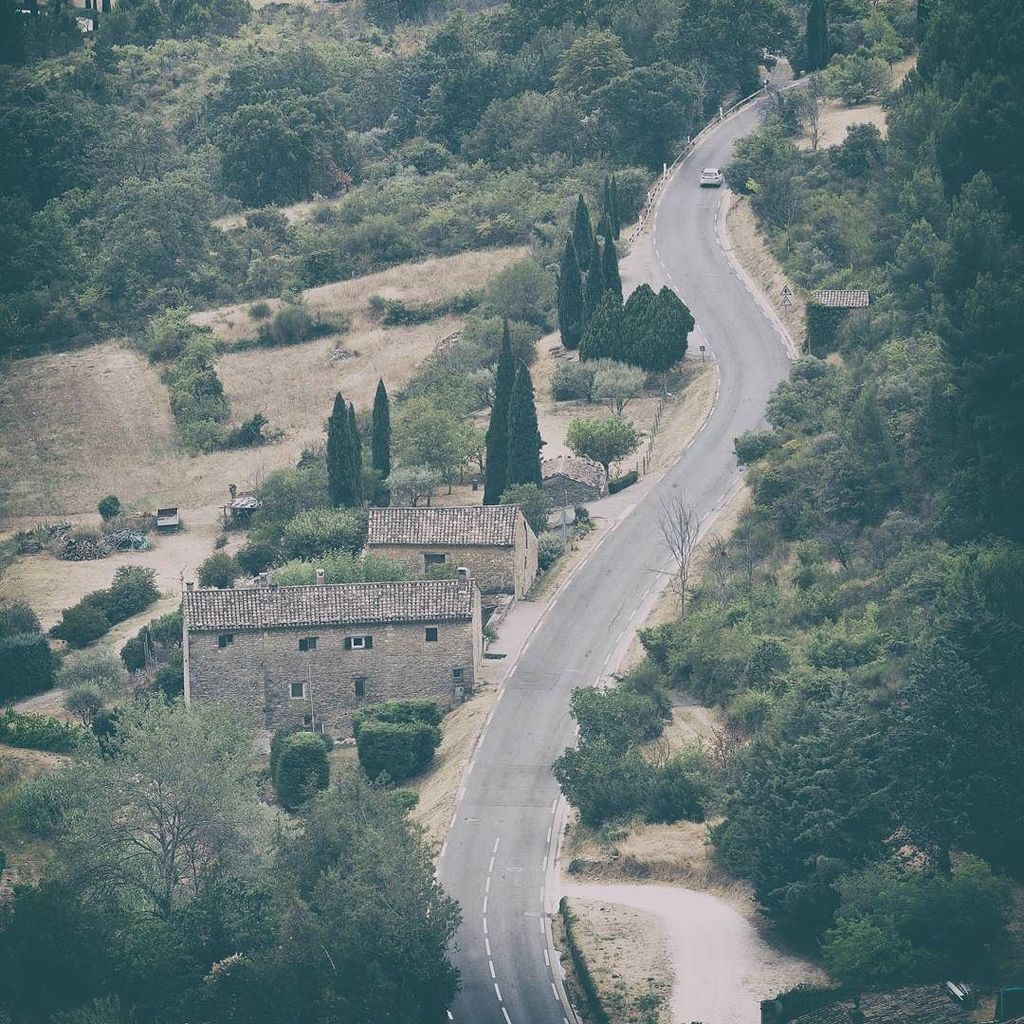 eminyeniacun's tweet photo. Gordes'ten bakış . 
#fineartphotography #fineart  #roads #gordes #france #fransa #travel #travelphotography  #phot… https://t.co/TwDvPgO2pH https://t.co/72PCuoy92Y
