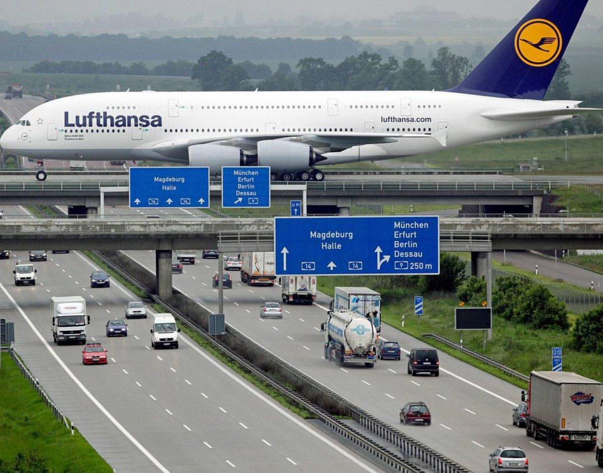 Mundo_Hormigon's tweet photo. Paso Elevado para aviones. Aeropuerto de Leipzig (Alemania). https://t.co/ZADyPGavxQ