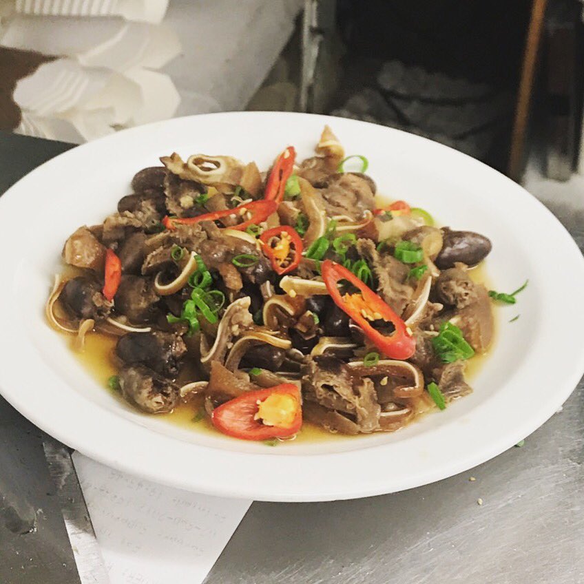 Hoja_London's tweet photo. Taiwanese braised dish, our traditional food, tasty. Guess what inside? 猜猜滷味拼盤中有什麼？
#partyfood #braised #pig #pigears  #taiwanesefood https://t.co/W3142ew4CD