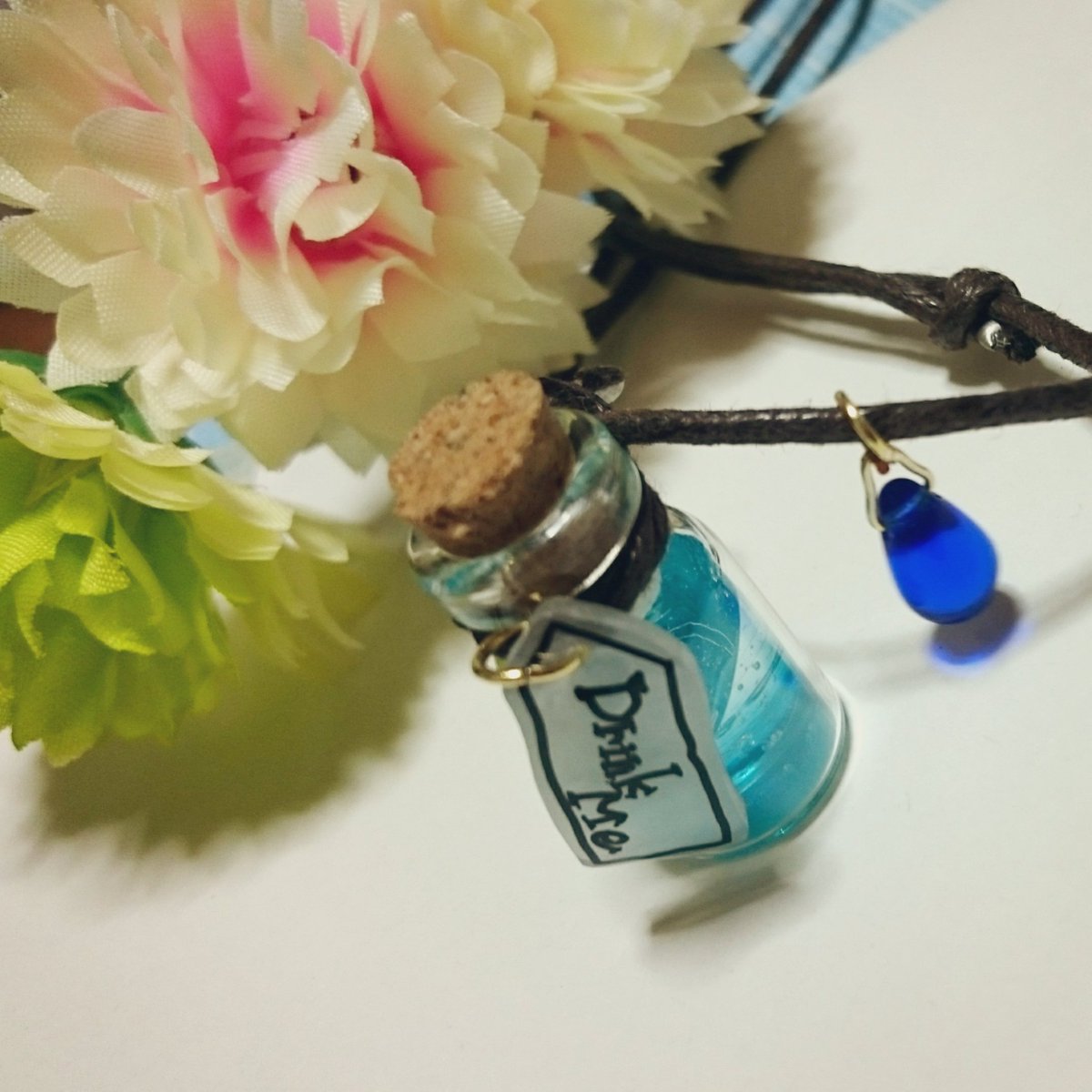 うた ふしぎの国のアリス ドリンクミーのペンダントです 小瓶の中は蓄光です コバルトブルーの雫が揺れます ハンドメイド Minne ハロウィン コスプレ Disney ディズニー Minne秋の新作デイズ T Co Yhvjk2go8p T Co Fareuznd1n