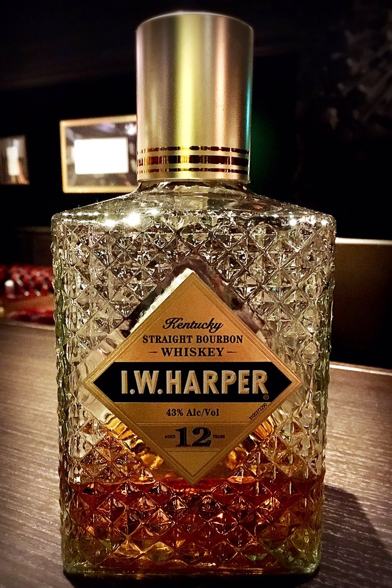 Bookcafe Bar 十誡 Bar十誡お酒紹介 I W Harper 12yo オシャレなボトルのi W ハーパー 定番のハイボールでぐいっと それにクランベリーやオレンジジュースを注いでみるのも ちなみにハーパーはアニメ ルパン三世 ルパンの相棒の天才ガンマン 次元