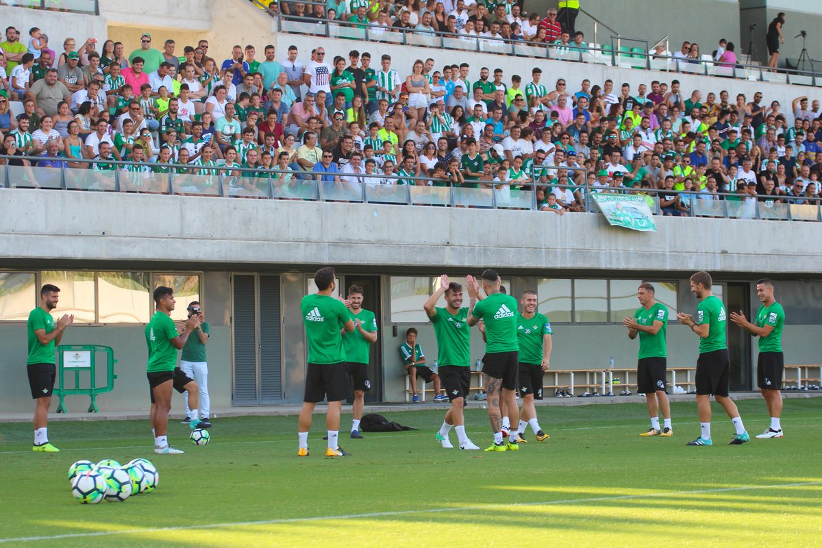 RealBetis's tweet photo. ¿Algún plan para esta tarde? 🤔 ¡A las 19:00h tenemos entrenamiento a puertas abiertas en la Ciudad Deportiva! ⚽️🙌 ¡No faltes! 😃 https://t.co/TFXkcqM6LY