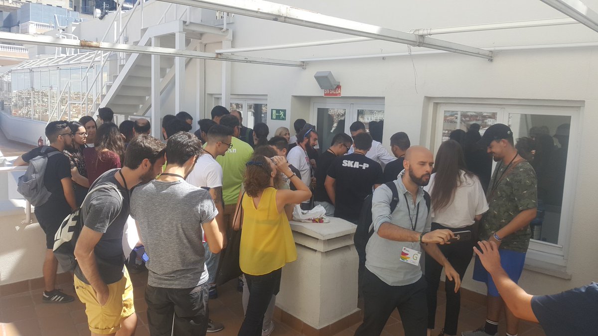 vidamoderna's tweet photo. Seguimos haciendo botellón en la terraza de @La_SER al acabar la grabación. https://t.co/G8CHBmvxoC