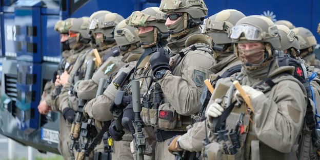 Volk11elf's tweet photo. Kennt sich jemand mit nordischer Mythologie aus?
Beamter des #SEK @PolizeiSachsen trägt seltsames Patch: "Odins Rabe"

#Wurzen0209 https://t.co/JyTjGw4TgB