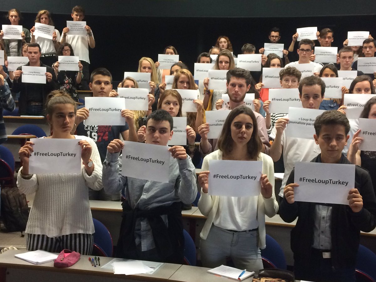 LeTregor's tweet photo. Les étudiants et personnels de l'IUT info-com de #Lannion se mobilisent pour #Freeloupturkey Loup Bureau @IUTlannion @UnivRennes1 https://t.co/I3DOB1SwGv