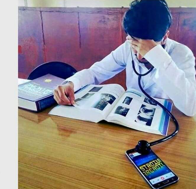 MejoresTwits's tweet photo. Cuando un estudiante de medicina olvida sus auriculares en su casa: https://t.co/1qOoQxWVuC