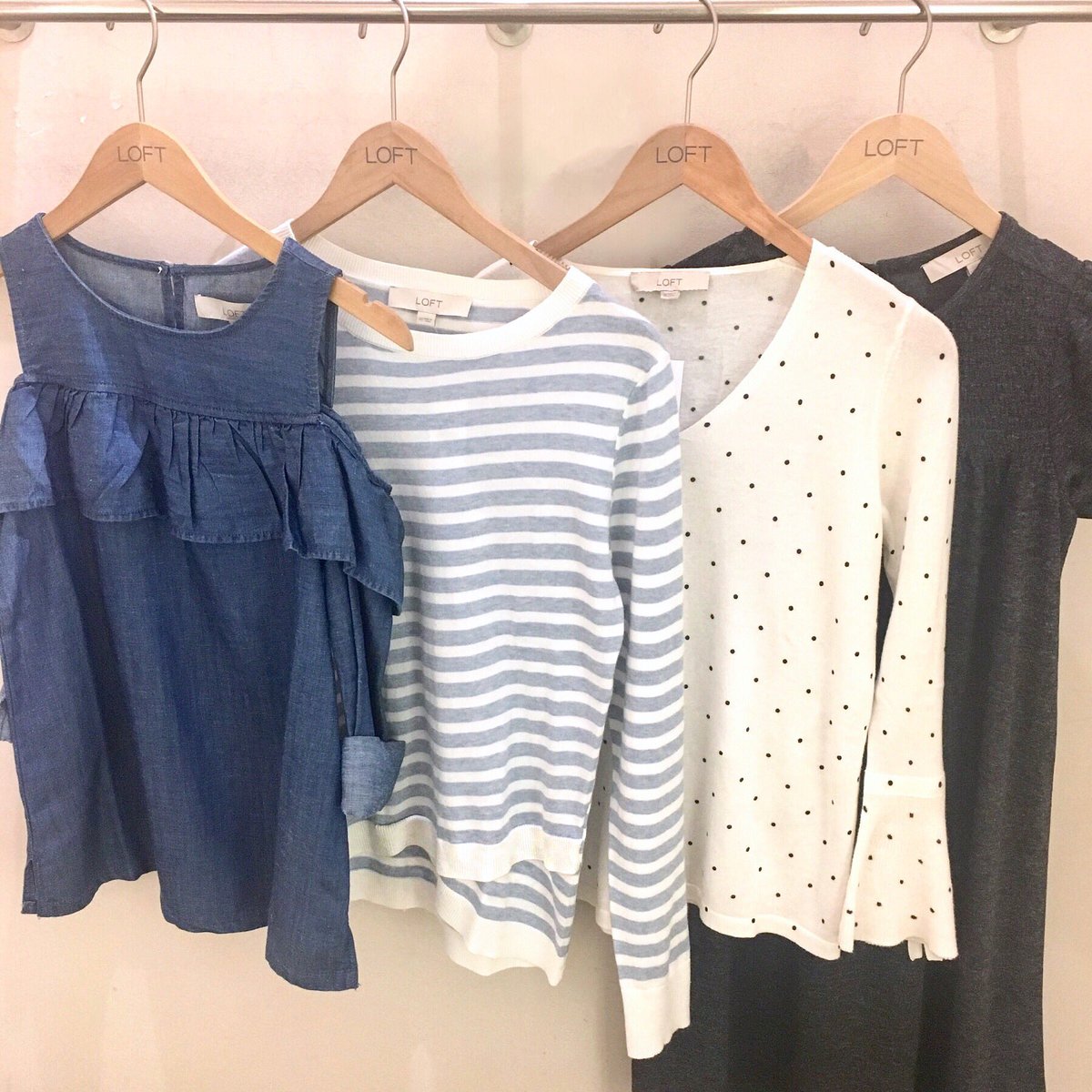 whatjesswore's tweet photo. ☀️ Good morning! New @loft fitting room reviews of these items + more are up on https://t.co/ko04CnTvEg. 🙌🏻 #loveloft #fittingroomdiaries https://t.co/3ITxyq7OyP