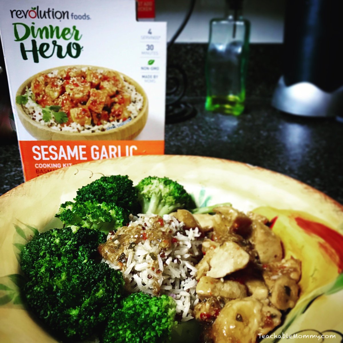 ThatAshleyErin's tweet photo. Seriously, dinner for 4 in under 30 minutes and with just 3 steps! 🙌🏻 You have to try @RevolutionFoods Dinner Hero kits! #HowDoYouHero #ad https://t.co/Cn0u0Hjo4f