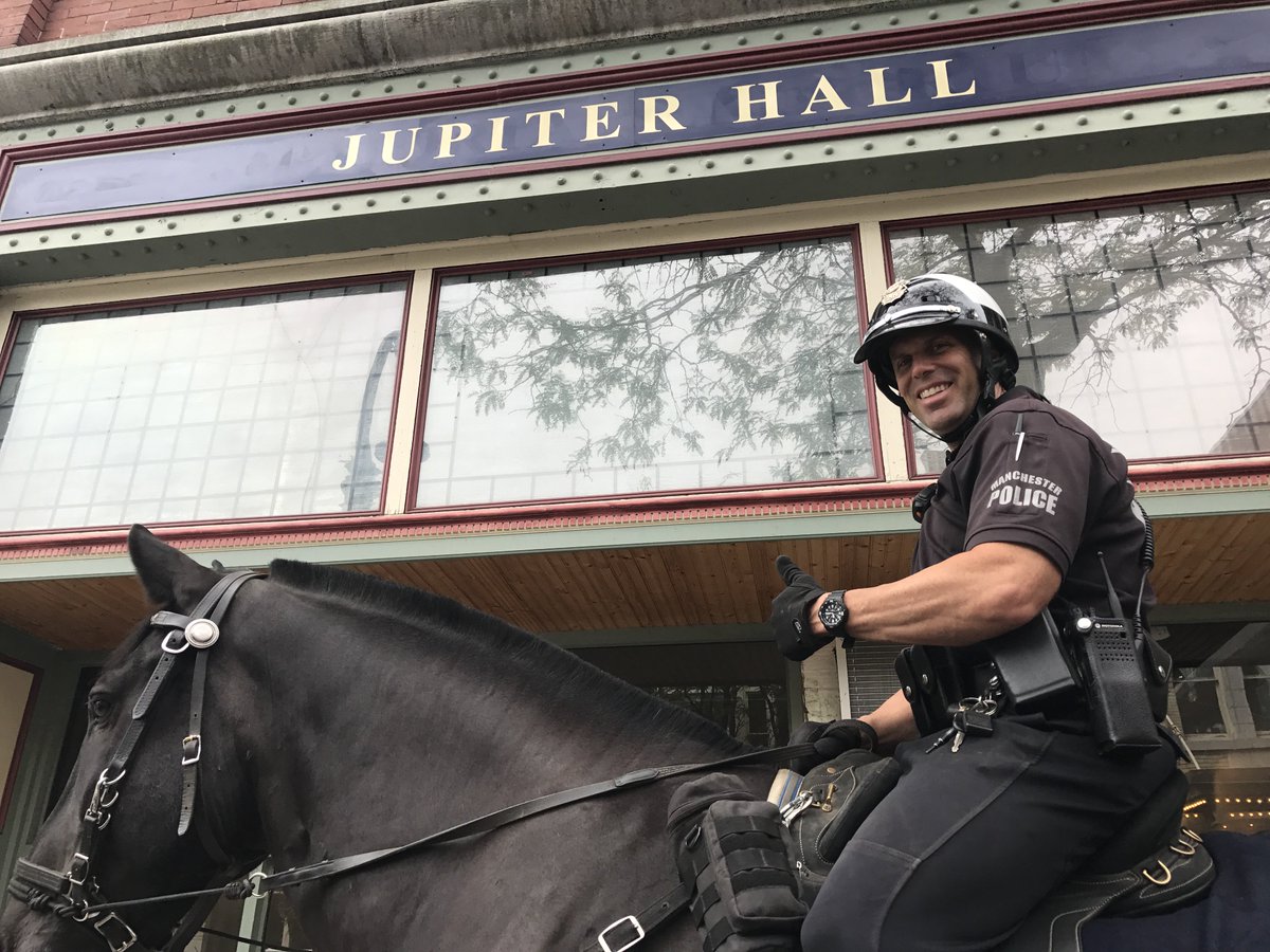 JupiterHallNH's tweet photo. #ManchesterMountedPatrol stops by for a visit at Jupiter Hall! https://t.co/O8NpGGqqMx #ShareYourStory #MHT #HanoverStreet #Community https://t.co/QNnhPEUueH
