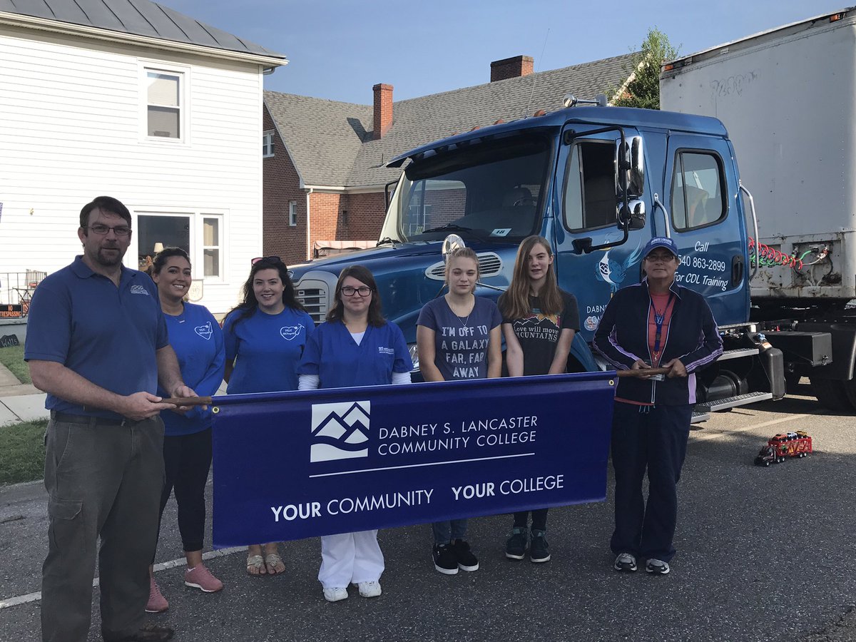 mgccprez's tweet photo. Start of Buena Vista parade with @DSLCC students, faculty, staff and #Alumni #DSLCCrocks https://t.co/AOfEwD2nfI