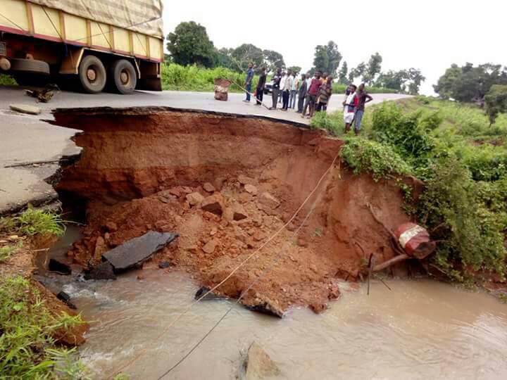 orieude's tweet photo. @iWitnessCTV Please inform the appropriate authorities this road Yelwata is after Lafia. About forty kilometers to Makurdi has collapsed https://t.co/lfN2GZ7Q7F