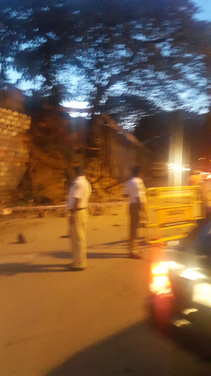 frazertowntraf1's tweet photo. wall attached to railway track in lazer road pottery road in front of frazer tn trafic stn is fallen
diverting vehicles plz drive carefuly https://t.co/pw4i5tnGHV