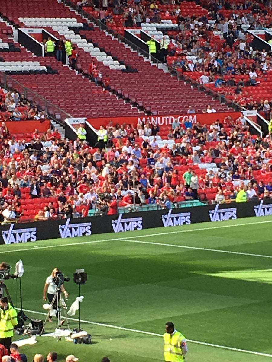 simonz737's tweet photo. Thanks for having us @ManUtd #LegendsAreBack @TheVampsband @TheVampsCon https://t.co/exluRCPrzh